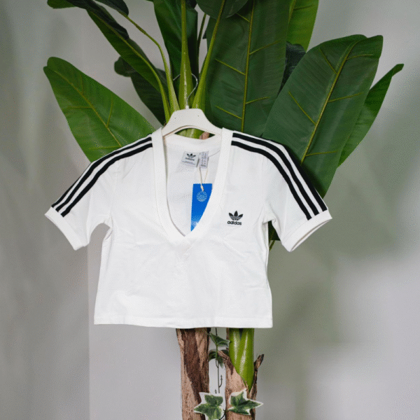Adidas T-Shirt crop bianca con scollo a V