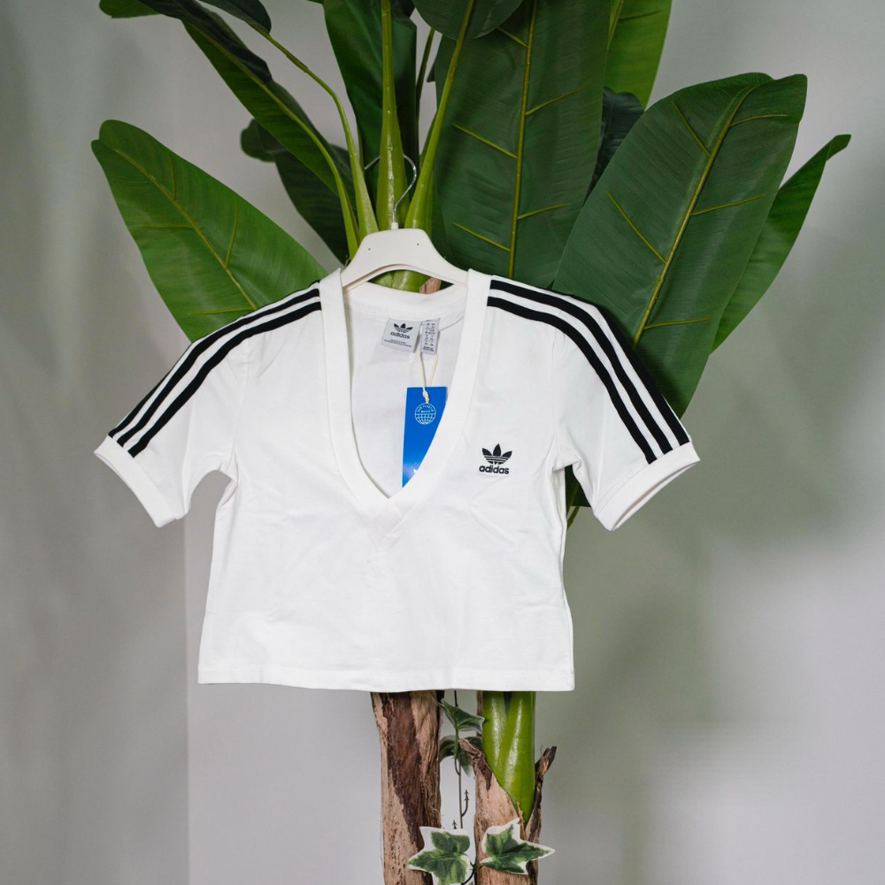 Adidas T-Shirt crop bianca con scollo a V