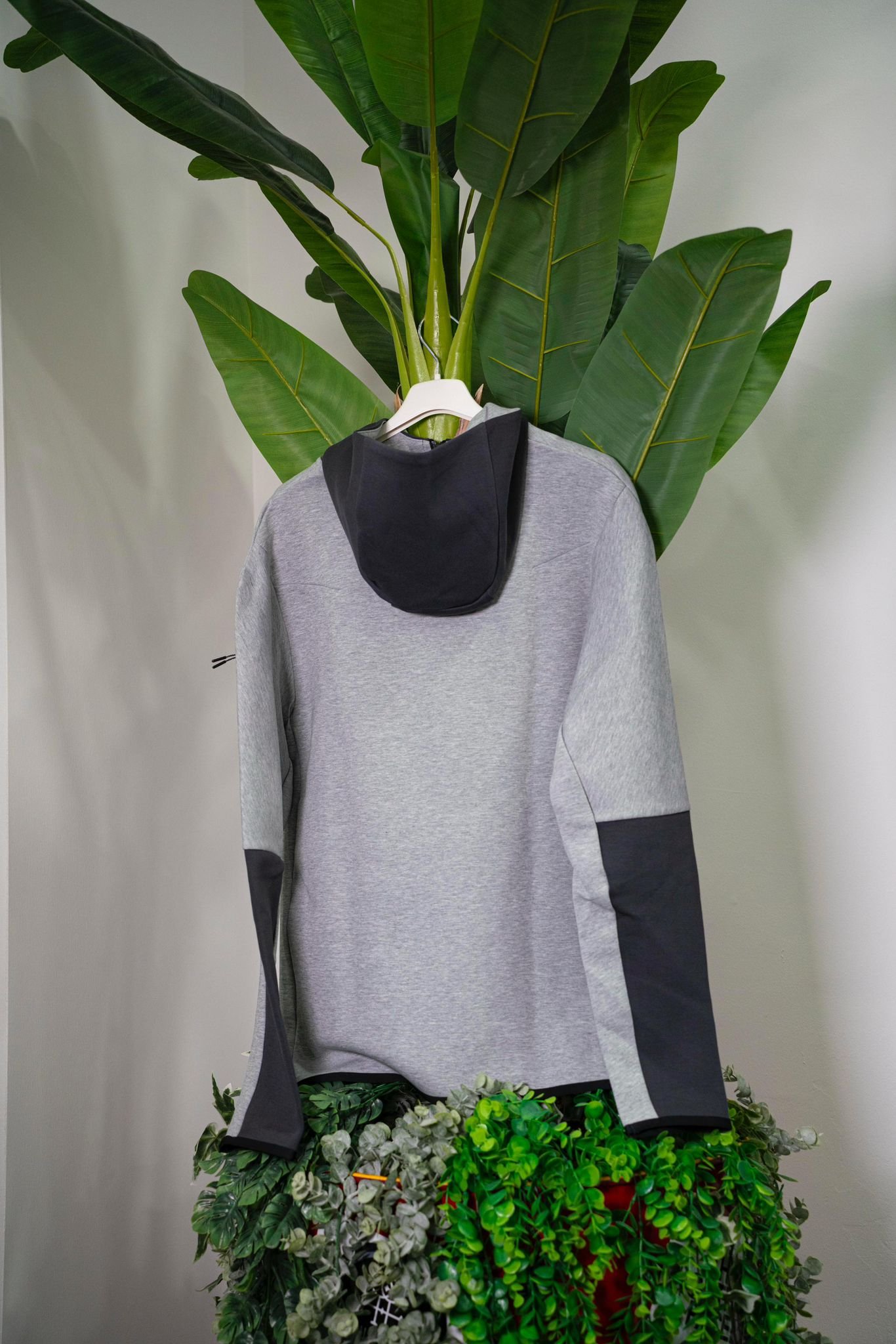 Felpa Nike Sportswear Tech Fleece grigia - immagine 2