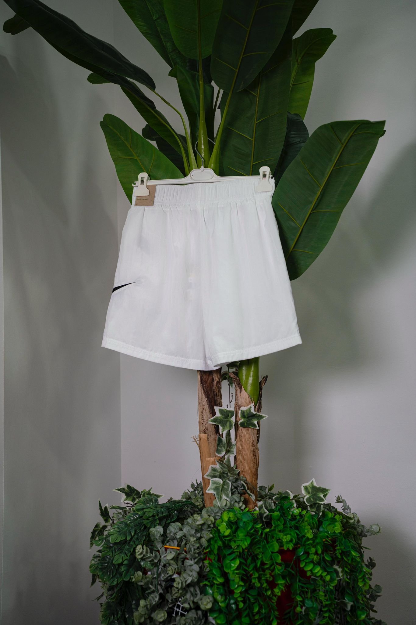 Nike Pantaloncino Bianco in Nylon e Mesh - immagine 2