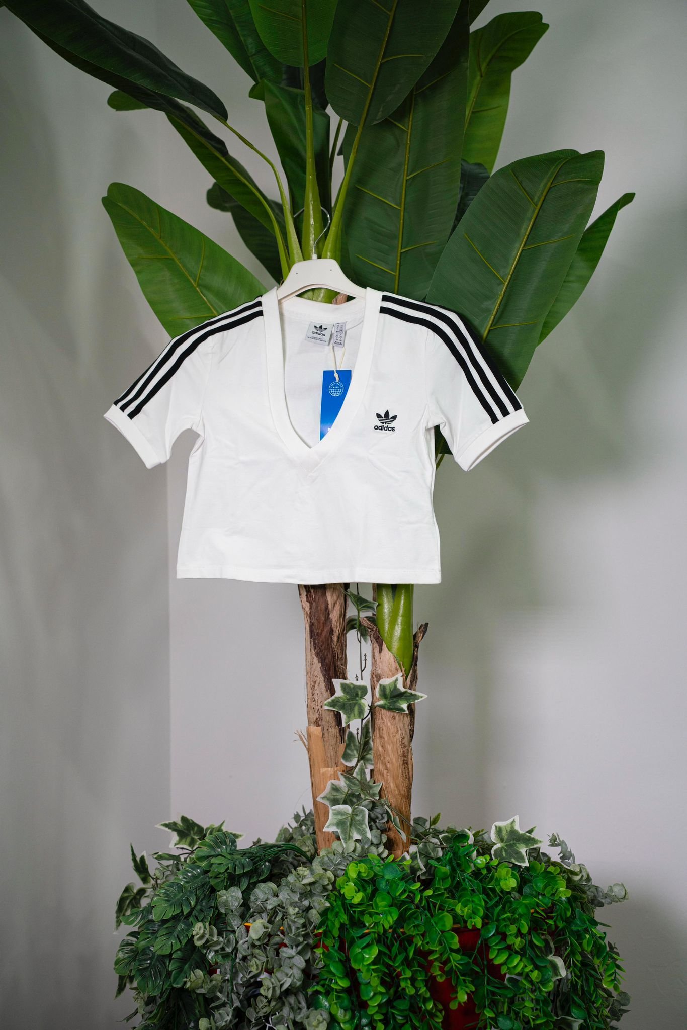 Adidas T-Shirt crop bianca con scollo a V - immagine 2