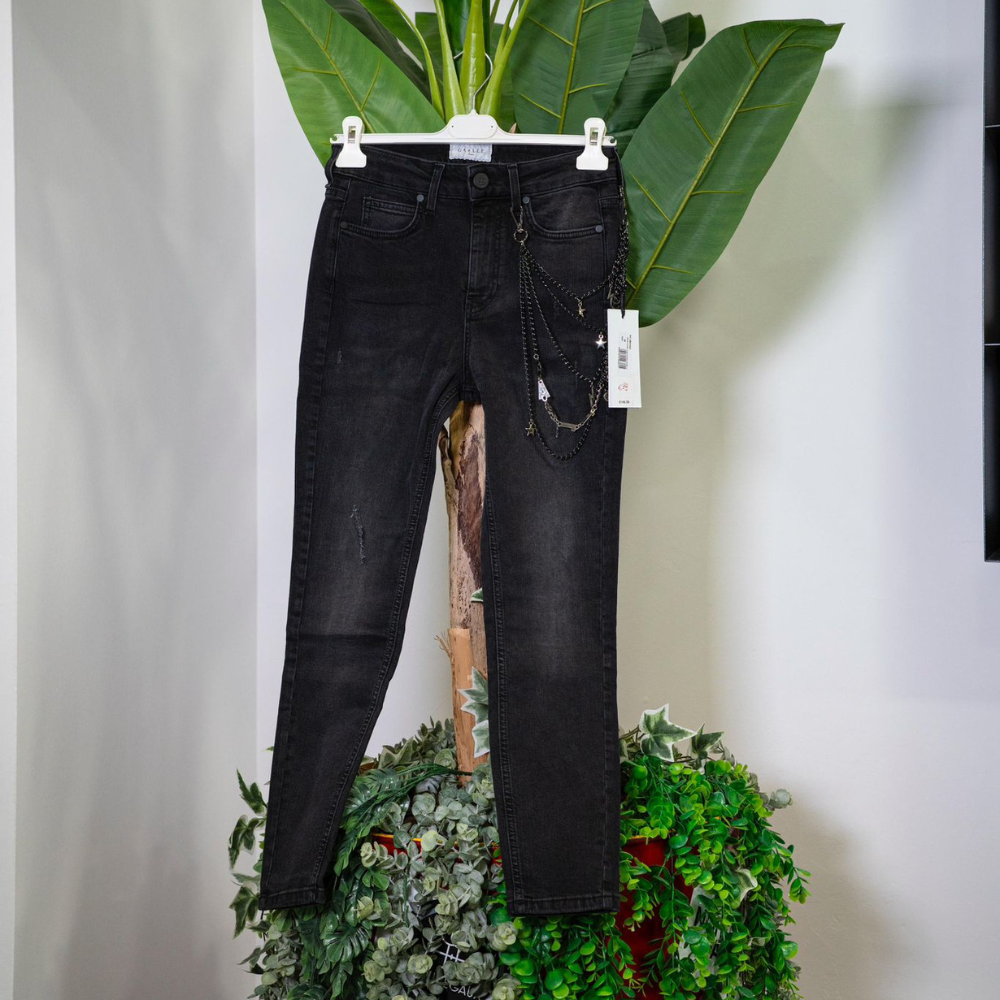 Gaelle Jeans Nero con Catena a Gioiello