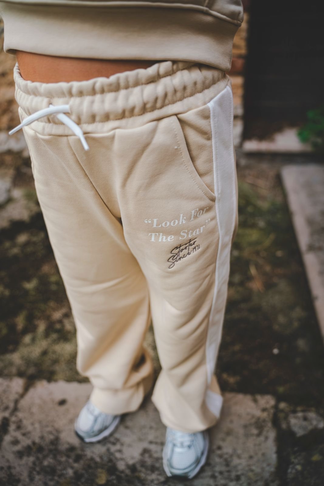 Starter Pantaloni Tuta Avana con Banda Bianca Laterale - immagine 2