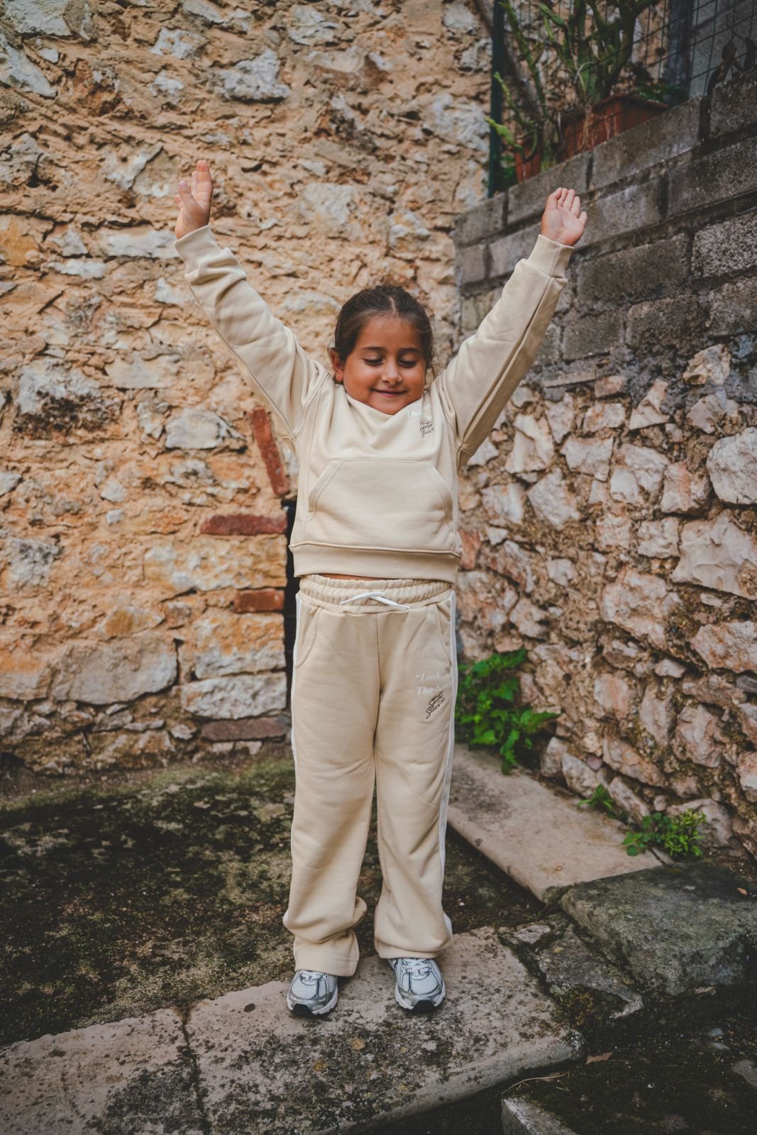 Starter Felpa Crop con Cappuccio Bimba color avana - immagine 4