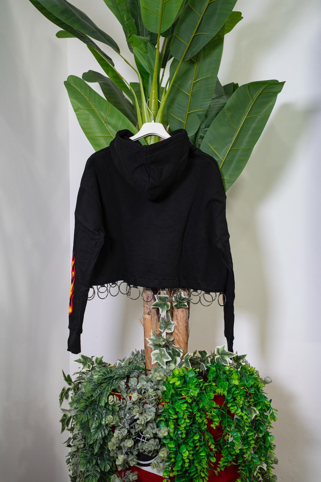 Gaelle Felpa Crop Nera in Fleece con anelli in metallo - immagine 3