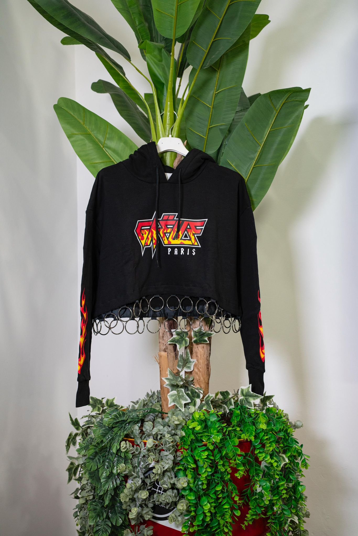 Gaelle Felpa Crop Nera in Fleece con anelli in metallo - immagine 2