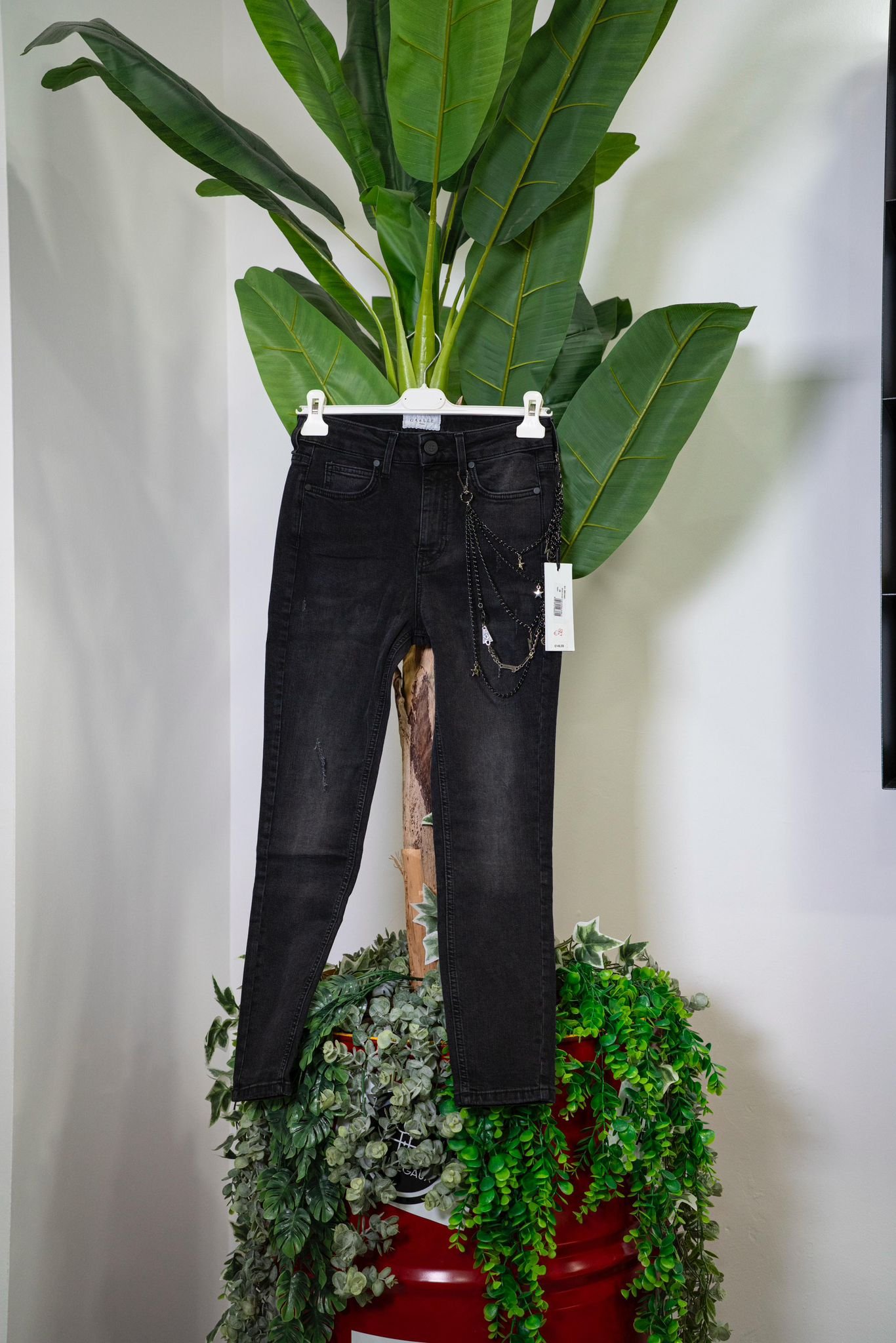 Gaelle Jeans Nero con Catena a Gioiello - immagine 3