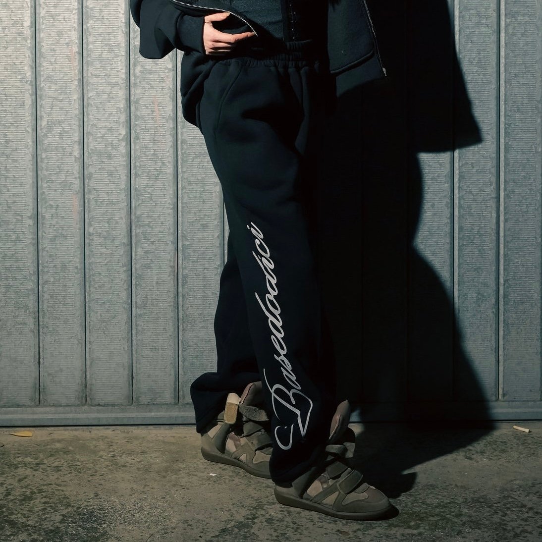 BASEDODICI FLEECE PANTS "RUDE DIAMOND" SCRIPT BLACK