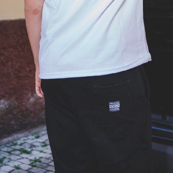 PROPAGANDA BERMUDA SWEATSHORT LABEL